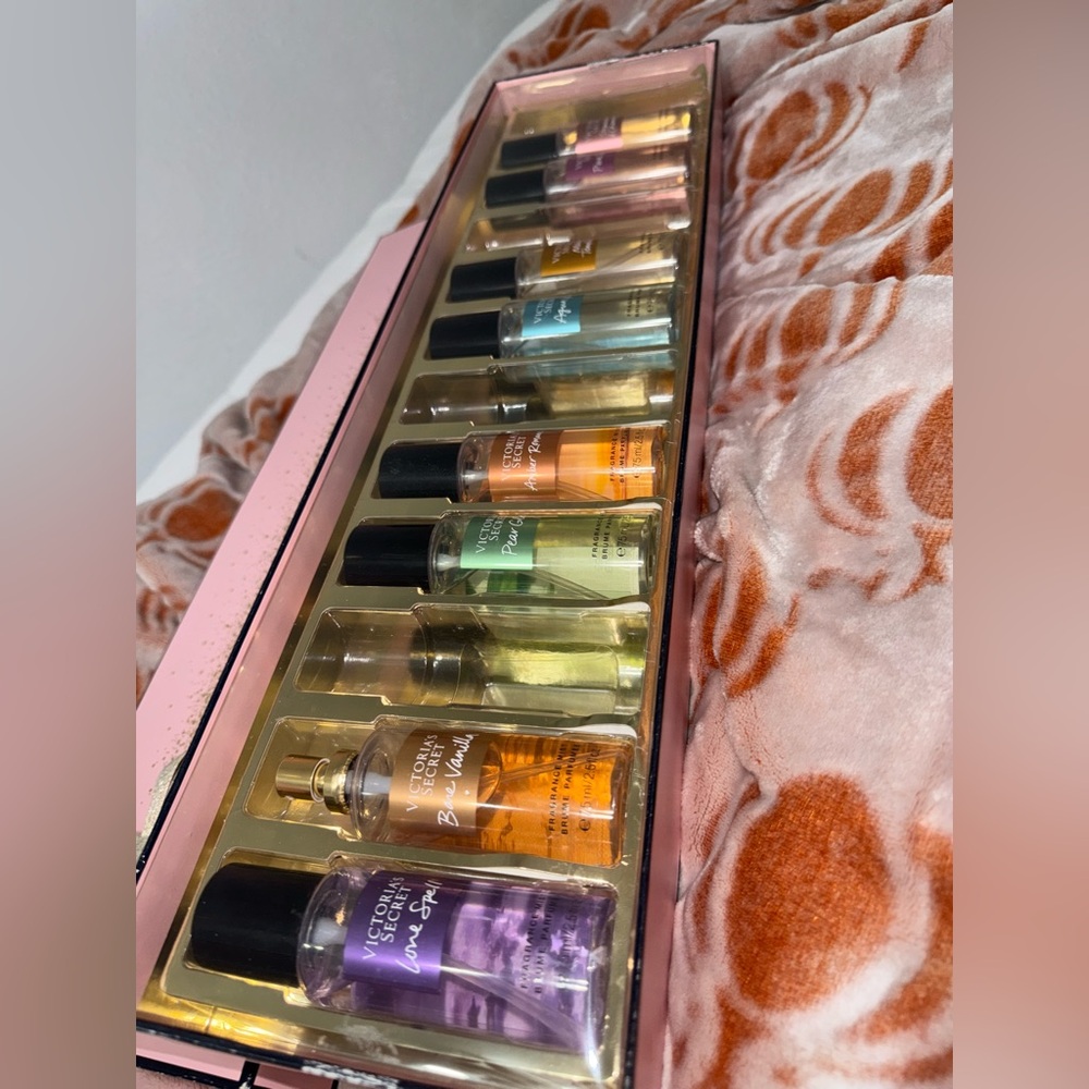 COPY - Victoria's Secret Ultimate Mist Discovery Set
Still Avaliable!!!!!